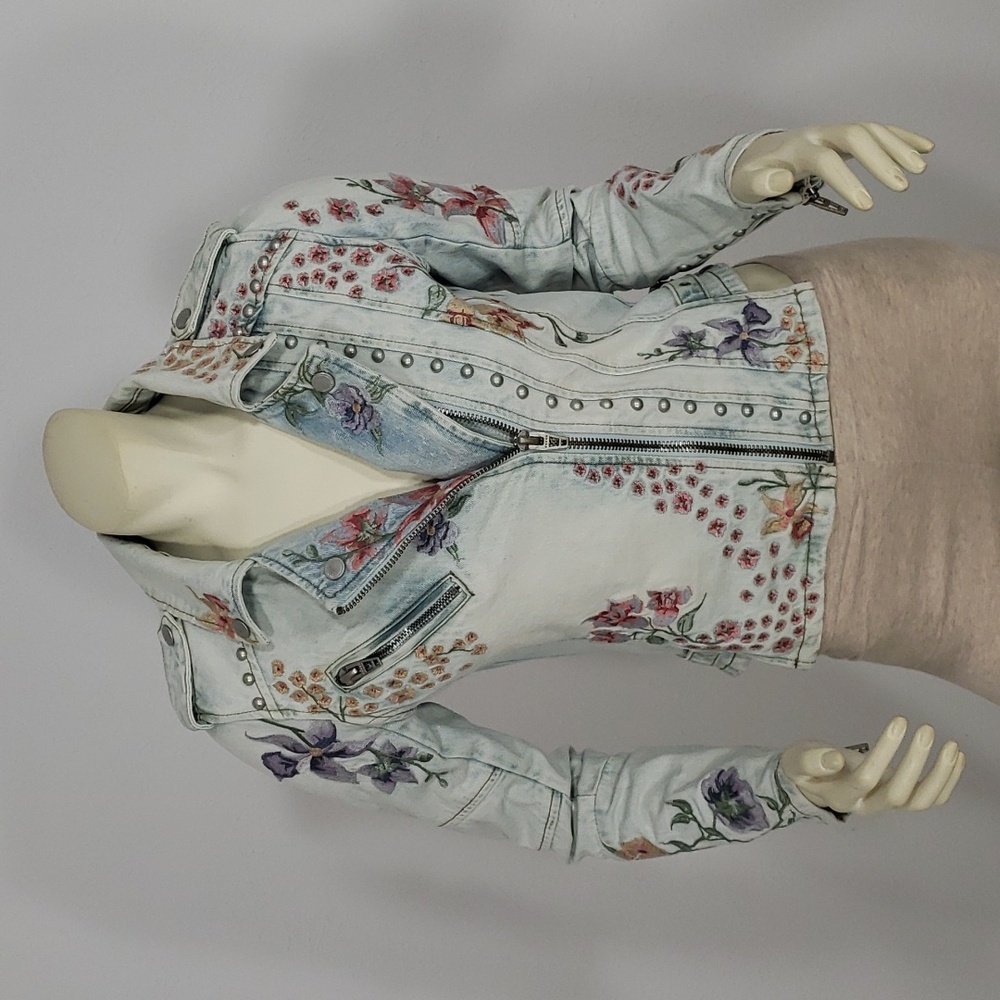 BLANKNYC EMBOIDERED STUDDED DISTRESSED ACID WASH MOTO DENIM JACKET WOMEN'S XS